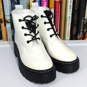 ALPINE WOODS CREAM AND BLACK PLATFORM LACE-UP ANKLE MOTO BOOTS SIZE 8 NWT